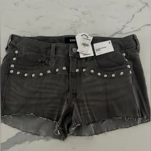 Express Relaxed Low Rise Jean Shortie Shorts Frayed Hem Stud Detail size 4 NWT