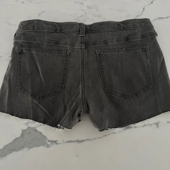 Express Relaxed Low Rise Jean Shortie Shorts Frayed Hem Stud Detail size 4 NWT
