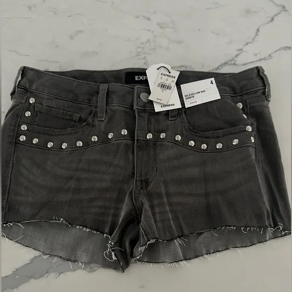 Express Relaxed Low Rise Jean Shortie Shorts Frayed Hem Stud Detail size 4 NWT