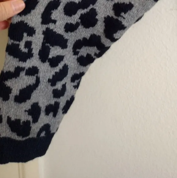 Scoop dark blue and grey animal print crew neck sweater size medium
