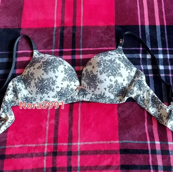 Victoria secret Bra size 40DD NWT