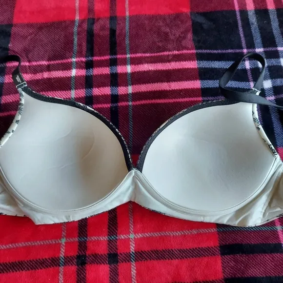 Victoria secret Bra size 40DD NWT